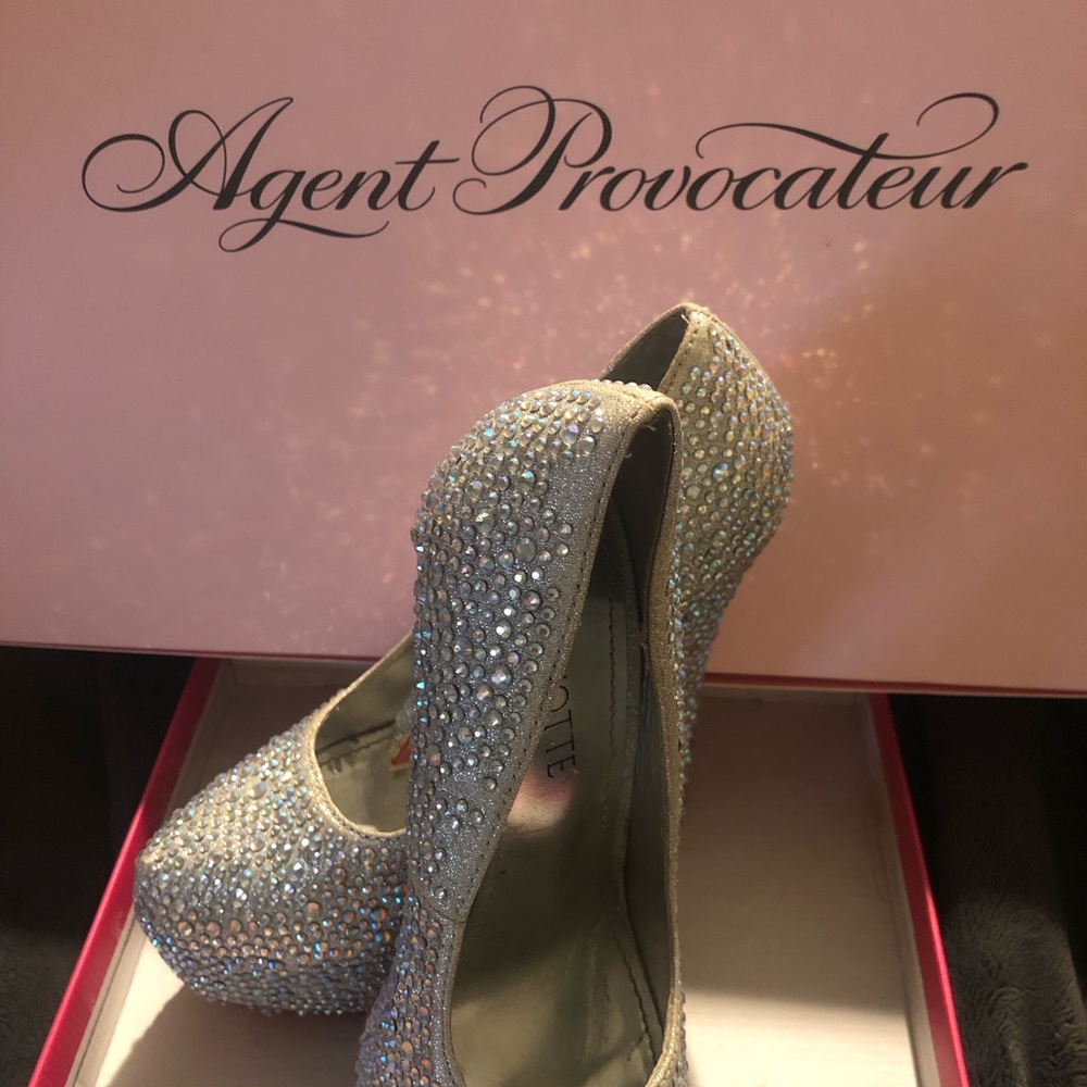 PROM SHOES!!! Beautiful daffodil Red bottoms, Size 6! - Picture 4 of 14